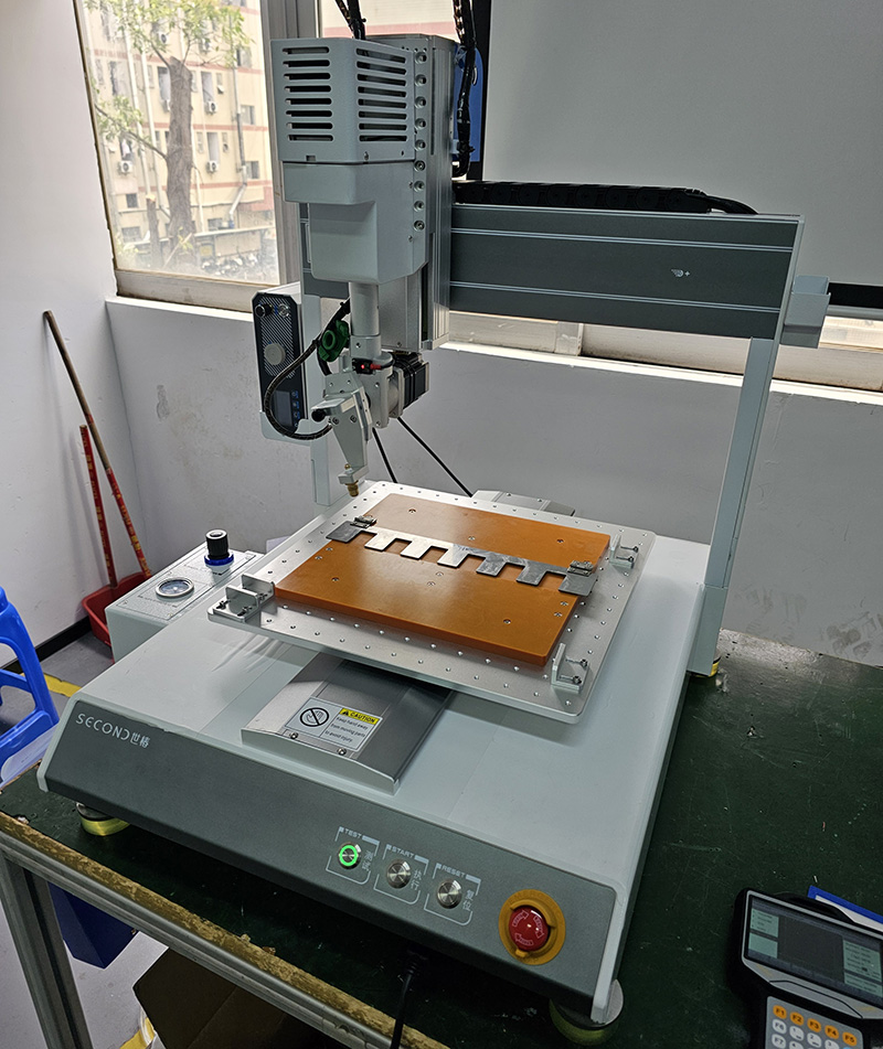 Desktop glue dispensing machine