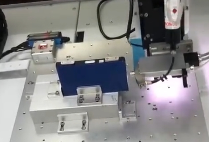UV adhesive application on the side of the battery